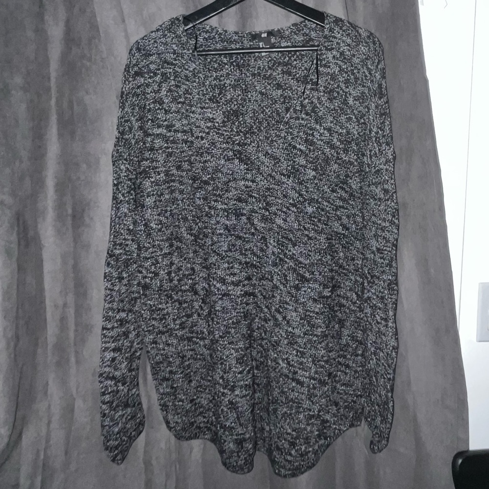 H&M Women's Black V-Neck Sweater - Picture 2 of 4